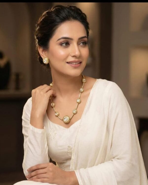 Mukthi Sleek Moissanite uncut PolkiSet -Matt golden finish 2 Model wearing Mukthi Sleek moissanite polki necklace set in matt gold finish