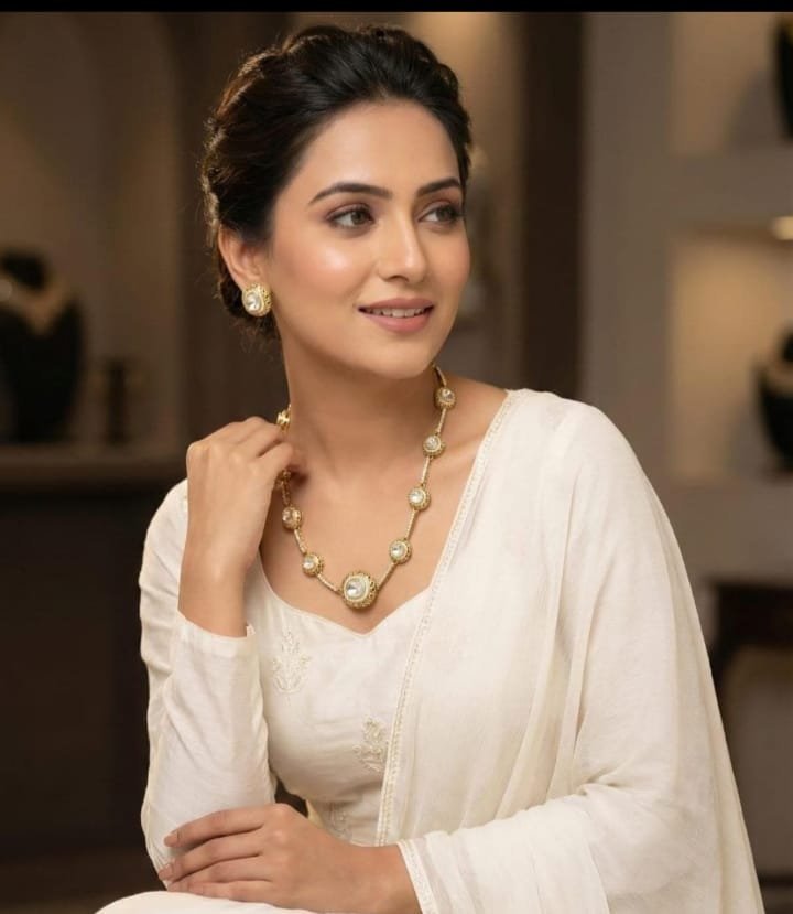 2025/12/1007761597.jpg Model wearing Mukthi Sleek moissanite polki necklace set in matt gold finish